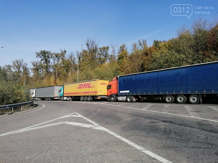 Їжа закінчується, а до магазину - 7 км: Далекобійники стоят..., фото-6 Їжа закінчується, а до магазину - 7 км: Далекобійники стоять по тижню у черзі до кордону біля Ужгорода, фото-6
