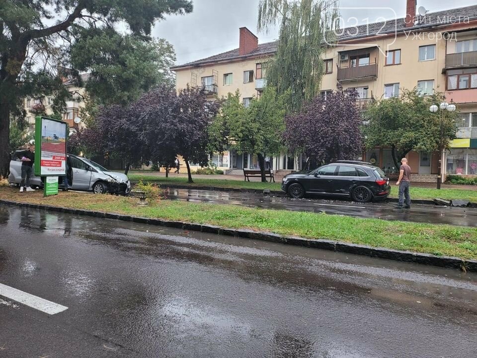 ДТП в Ужгороді: на проспекті Свободи зіткнулись дві автівк..., фото-3 ДТП в Ужгороді: на проспекті Свободи зіткнулись дві автівки (ФОТОФАКТ), фото-3