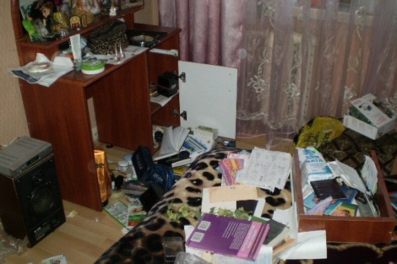 После кражи. Ограбленная квартира. Квартира после ограбления. Квартира после кражи. Место кражи в квартире.