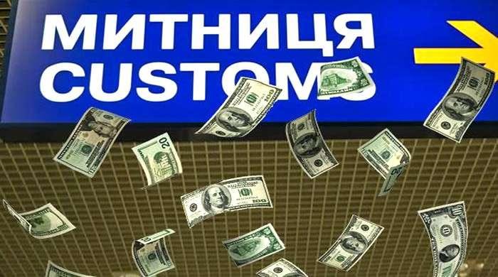 Син керівника Закарпатської митниці, якого судили за хабар у $200, повертається на посаду