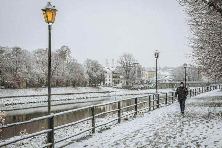 Весняний снігопад: ужгородці скаржаться на нечищені тротуари