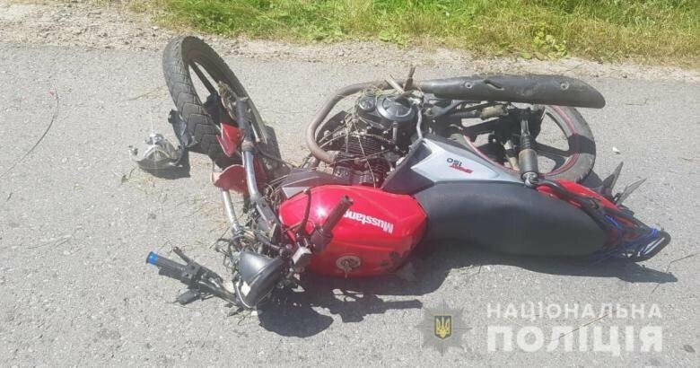 З’їхав з дороги і врізався в дерево: на Закарпатті мотоцикліст не впорався з керуванням