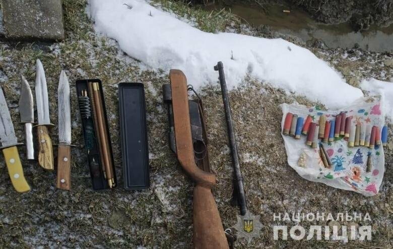 Поліцейські Рахівщини вилучили у зловмисника саморобну зброю