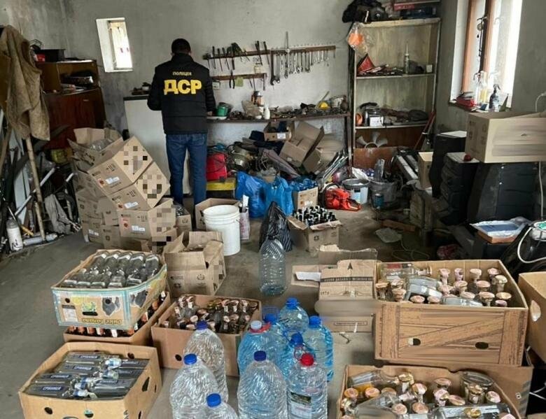 На Ужгородщині чоловіки виготовляли контрафактний алкоголь