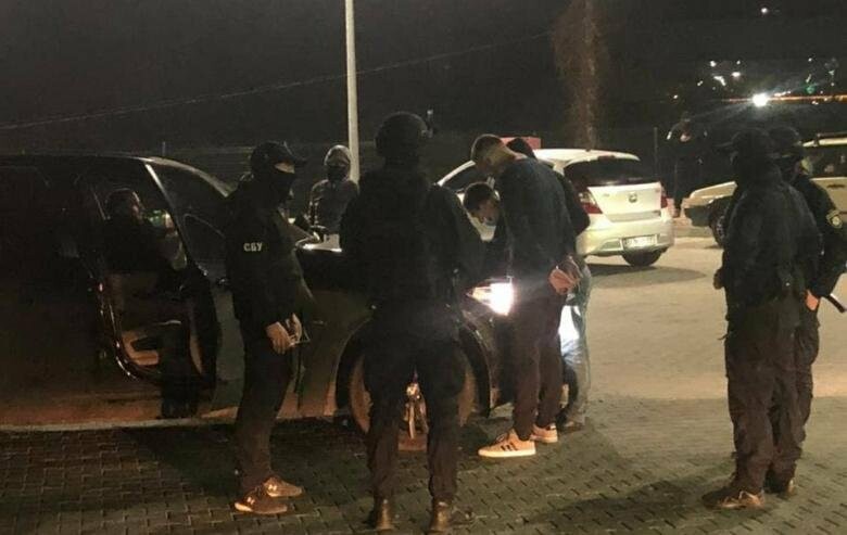Вночі в Мукачеві на заправці СБУ затримала 4 осіб