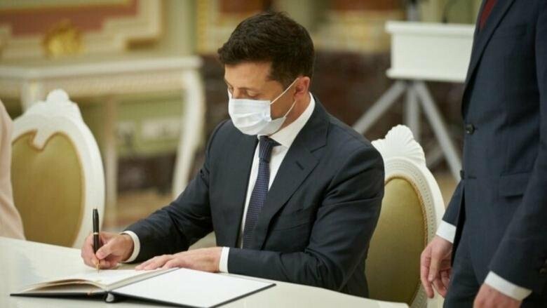 Зеленський підписав закон про заборону колекторам погрожувати боржникам