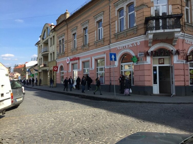 Працюють у звичному режимі: як живе Закарпаття в «жовтій зоні»