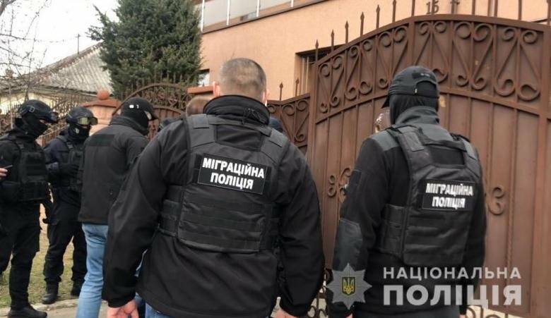 Били та вимагали гроші: на Закарпатті утримували нелегалів з Індії
