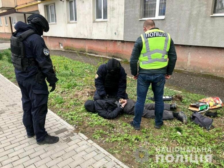 Поліцейські показали як затримували ужгородця, який збував метамфетамін