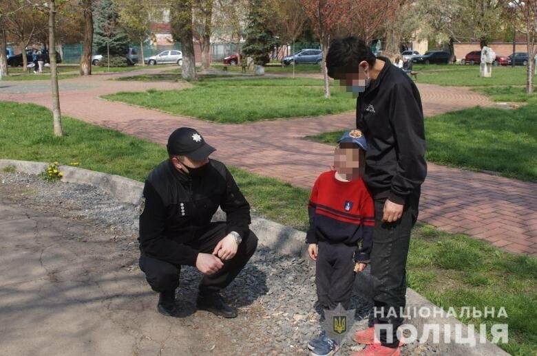 У Мукачеві поліцейські виявили двох діток, які просили милостиню в перехожих