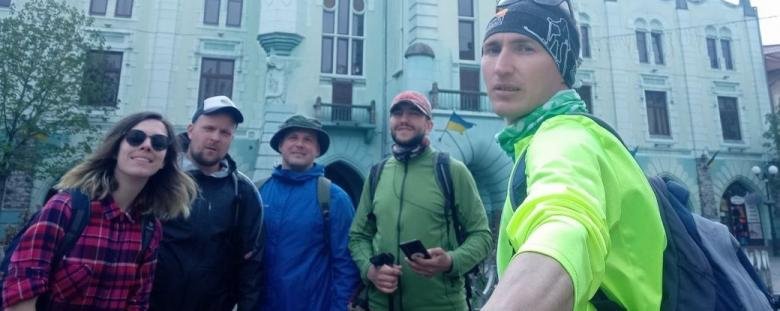 Пішки з Ужгорода до Мукачева: п’ятеро ужгородців пройшли 40 км за майже 9 годин