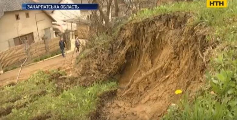 На Закарпатті через зсув ґрунту карета швидкої не встигла до пацієнта