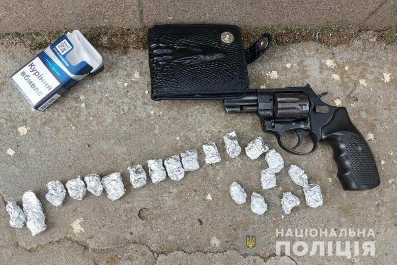 В Ужгороді викрили зловмисника з Дніпропетровщини зі зброєю і наркотиками
