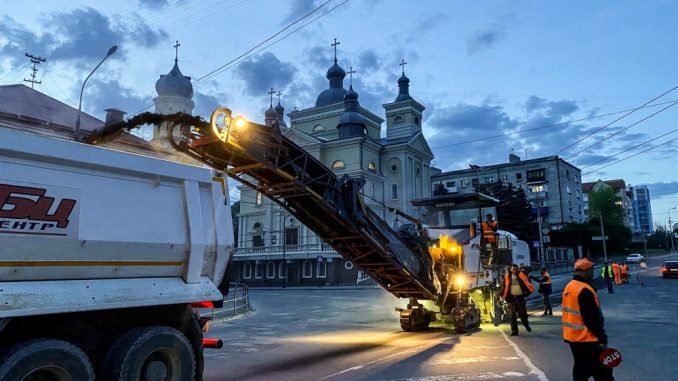 Стартували роботи з влаштування верхнього шару на трасі Н-13 Львів – Самбір – Ужгород