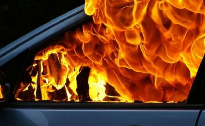 В Хусті під час руху спалахнув автомобіль