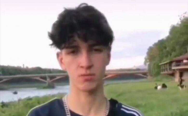 В Ужгороді підліток просив вибачення за відео на якому його друг нищив міське майно