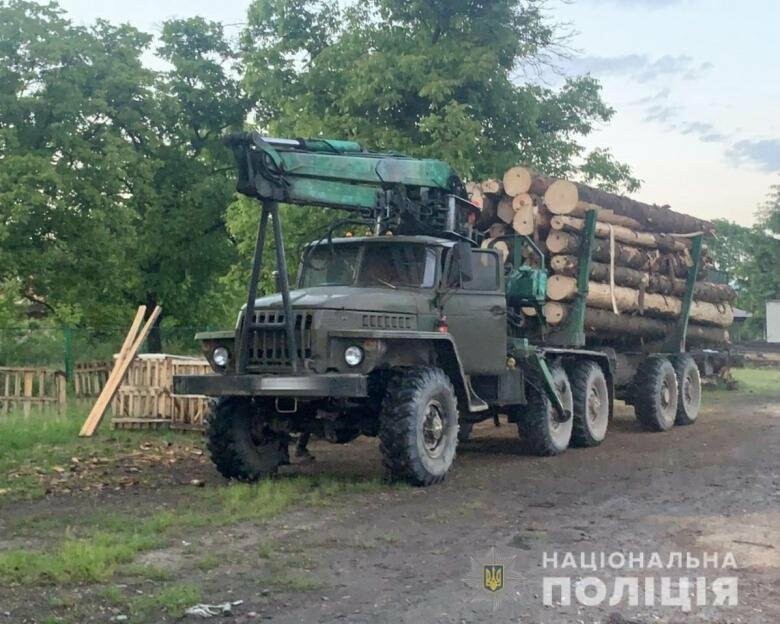 Тячівські поліцейські затримали вантажівку з 