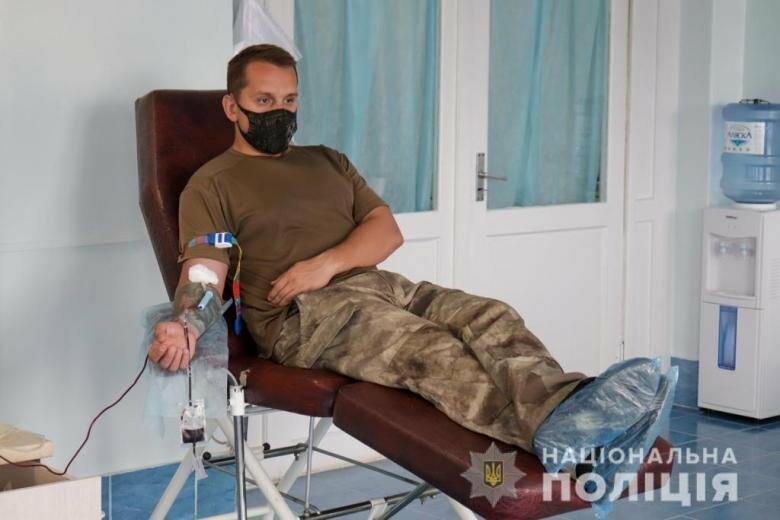 Поліцейські Закарпаття здали кров, щоб врятувати життя тих, хто її потребує