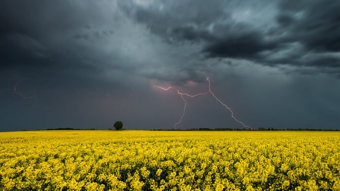 Грози та град: закарпатців попереджають про погіршення погоди  