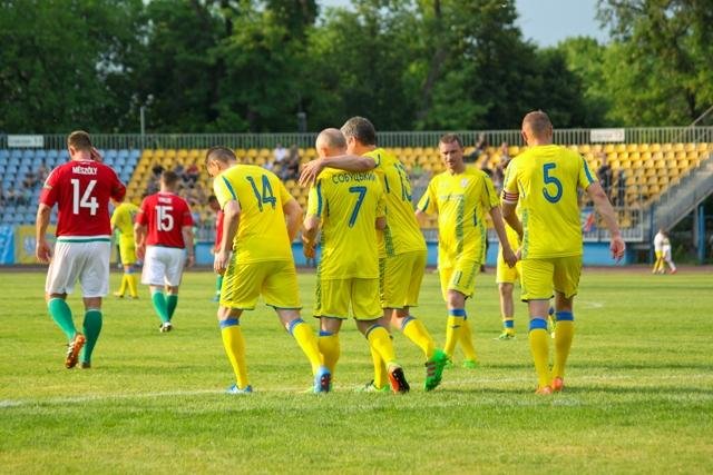 Найяскравіші моменти матчу збірних ветеранів України та Уг..., фото-13 Найяскравіші моменти матчу збірних ветеранів України та Угорщини в Ужгороді: фоторепортаж, фото-13