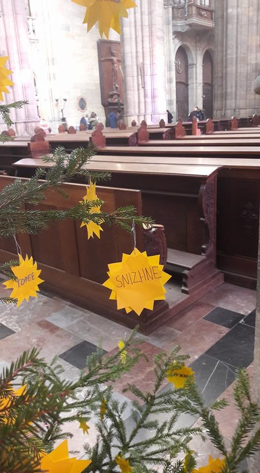 На ялинці у соборі Віта в Чехії замість прикрас - назви оку..., фото-4 На ялинці у соборі Віта в Чехії замість прикрас - назви окупованих українських міст: фото, фото-4