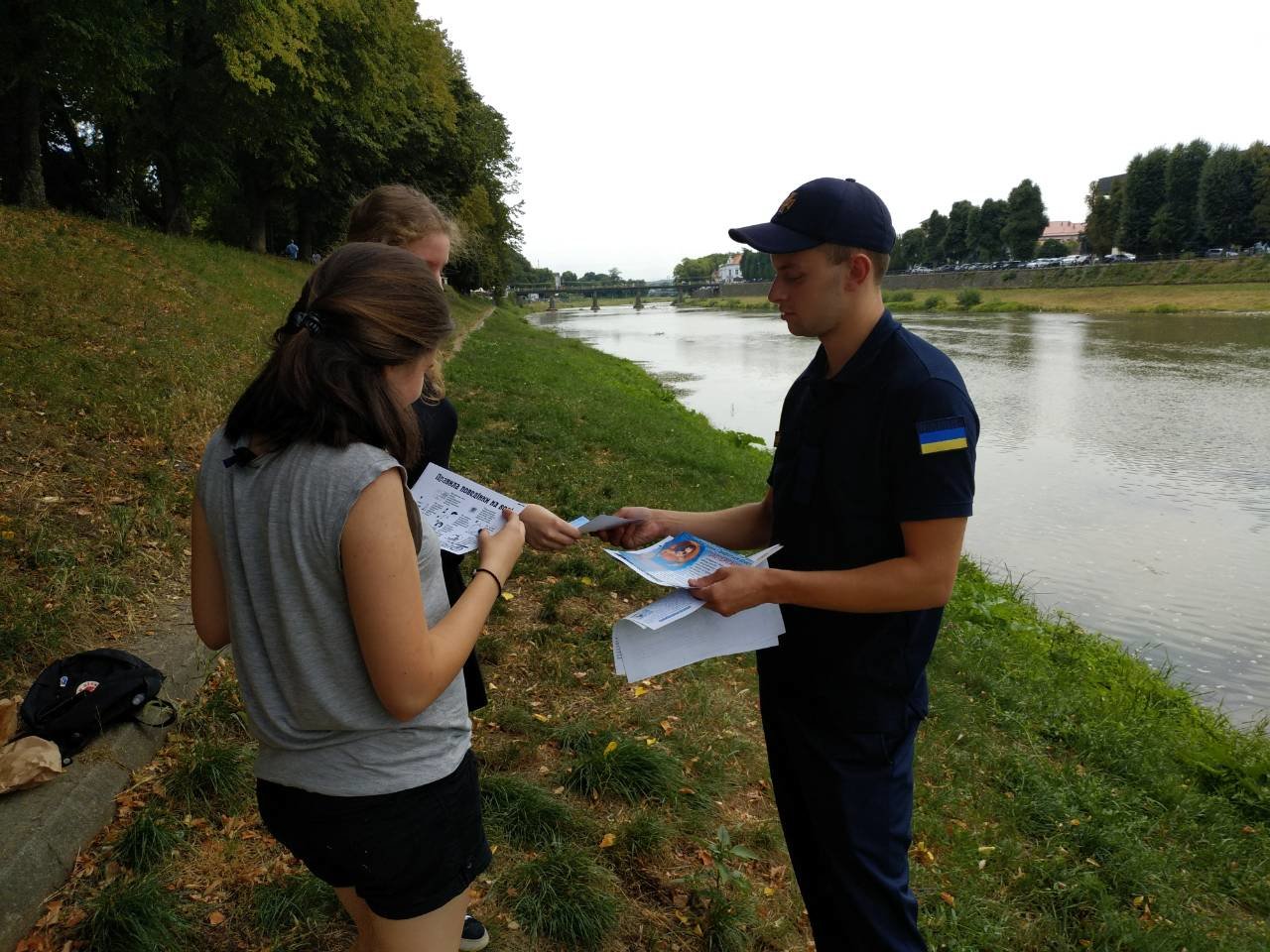 Не "вживайте" біля річки і не сидіть на сонці: рятувальники..., фото-2 Не "вживайте" біля річки і не сидіть на сонці: рятувальники пішли до людей на Уж (ФОТО), фото-2