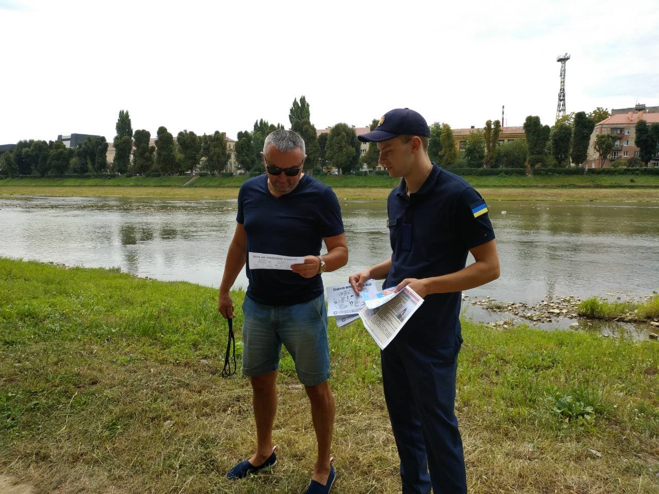 Не "вживайте" біля річки і не сидіть на сонці: рятувальники..., фото-4 Не "вживайте" біля річки і не сидіть на сонці: рятувальники пішли до людей на Уж (ФОТО), фото-4