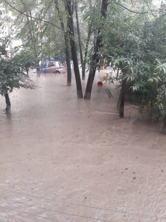 Потужна злива у Рахові: евакуйовано 7 людей, затоплено 50 б..., фото-3 Потужна злива у Рахові: евакуйовано 7 людей, затоплено 50 будинків та 20 автомобілів (ФОТО, ВІДЕО), фото-3