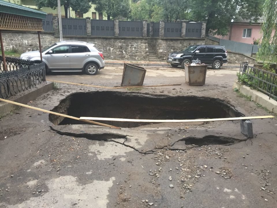 Потужна злива у Рахові: евакуйовано 7 людей, затоплено 50 б..., фото-4 Потужна злива у Рахові: евакуйовано 7 людей, затоплено 50 будинків та 20 автомобілів (ФОТО, ВІДЕО), фото-4