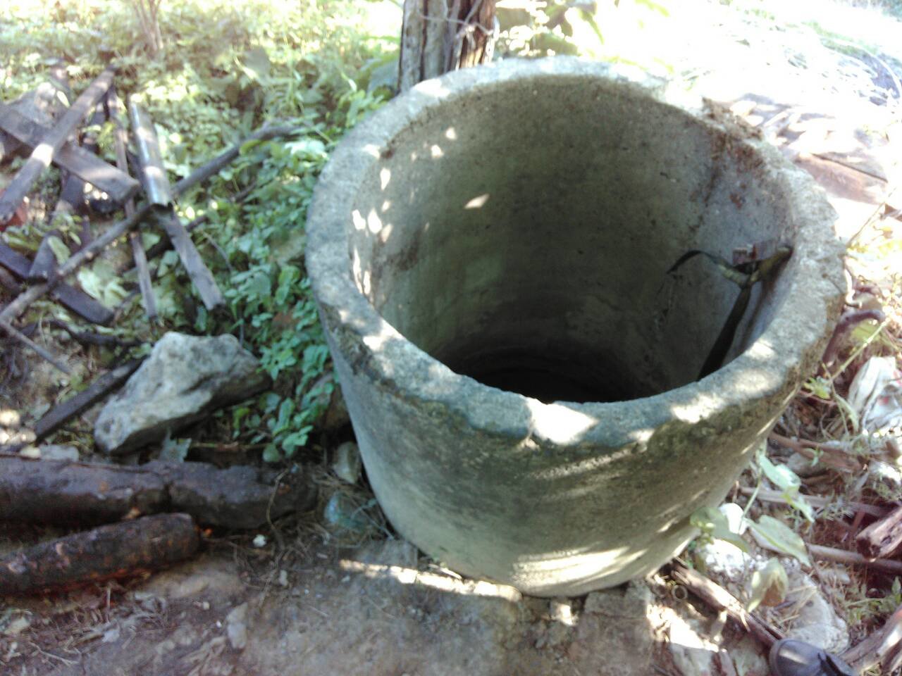 На Виноградівщині чоловік знайшов у колодязі "бомбу": снаря..., фото-1 На Виноградівщині чоловік знайшов у колодязі "бомбу": снаряд знищили рятувальники (ФОТО), фото-1