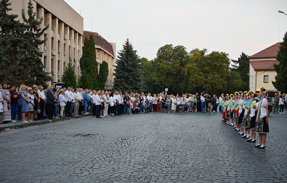 На Поштовій молилися за Україну: Ужгород почав святкувати Д..., фото-3 На Поштовій молилися за Україну: Ужгород почав святкувати День Незалежності (ФОТО), фото-3