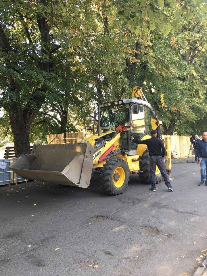 Поліція, спецтехніка та активісти: на набережній Незалежнос..., фото-2 Поліція, спецтехніка та активісти: на набережній Незалежності в Ужгороді знову зупинено роботи (ФОТО, ВІДЕО), фото-2