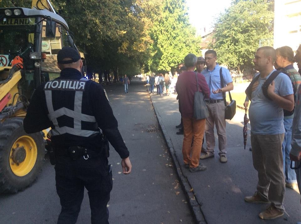 Поліція, спецтехніка та активісти: на набережній Незалежно..., фото-15 Поліція, спецтехніка та активісти: на набережній Незалежності в Ужгороді знову зупинено роботи (ФОТО, ВІДЕО), фото-15