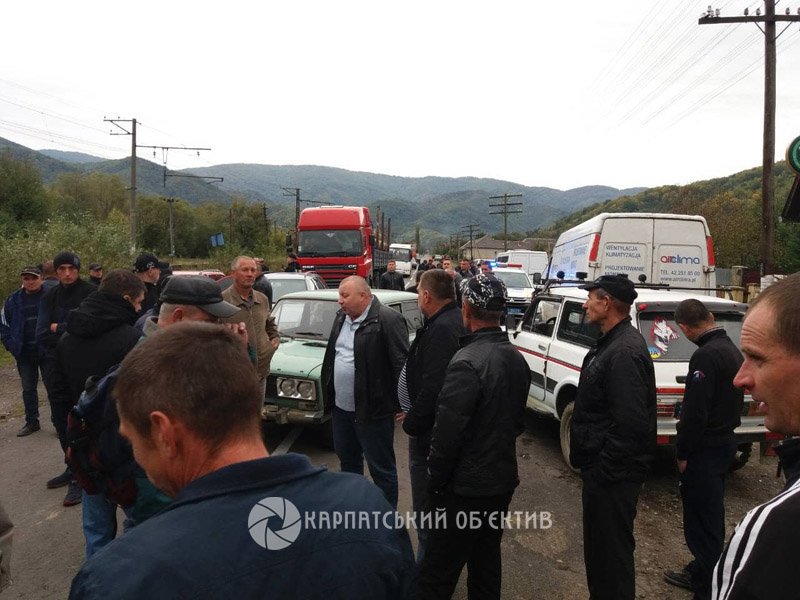 До уваги водіїв: Дорога Ужгород - Львів - перекрита протест..., фото-1 До уваги водіїв: Дорога Ужгород - Львів - перекрита протестувальниками (ФОТО), фото-1