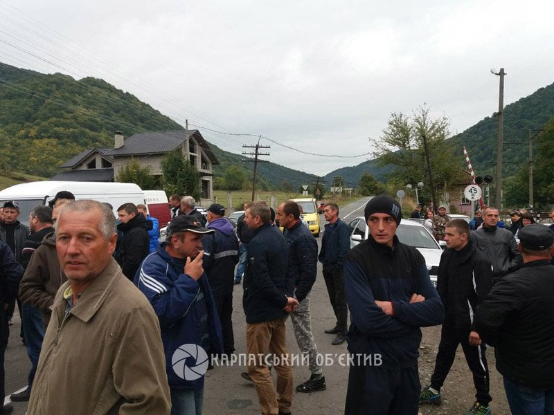 До уваги водіїв: Дорога Ужгород - Львів - перекрита протест..., фото-2 До уваги водіїв: Дорога Ужгород - Львів - перекрита протестувальниками (ФОТО), фото-2