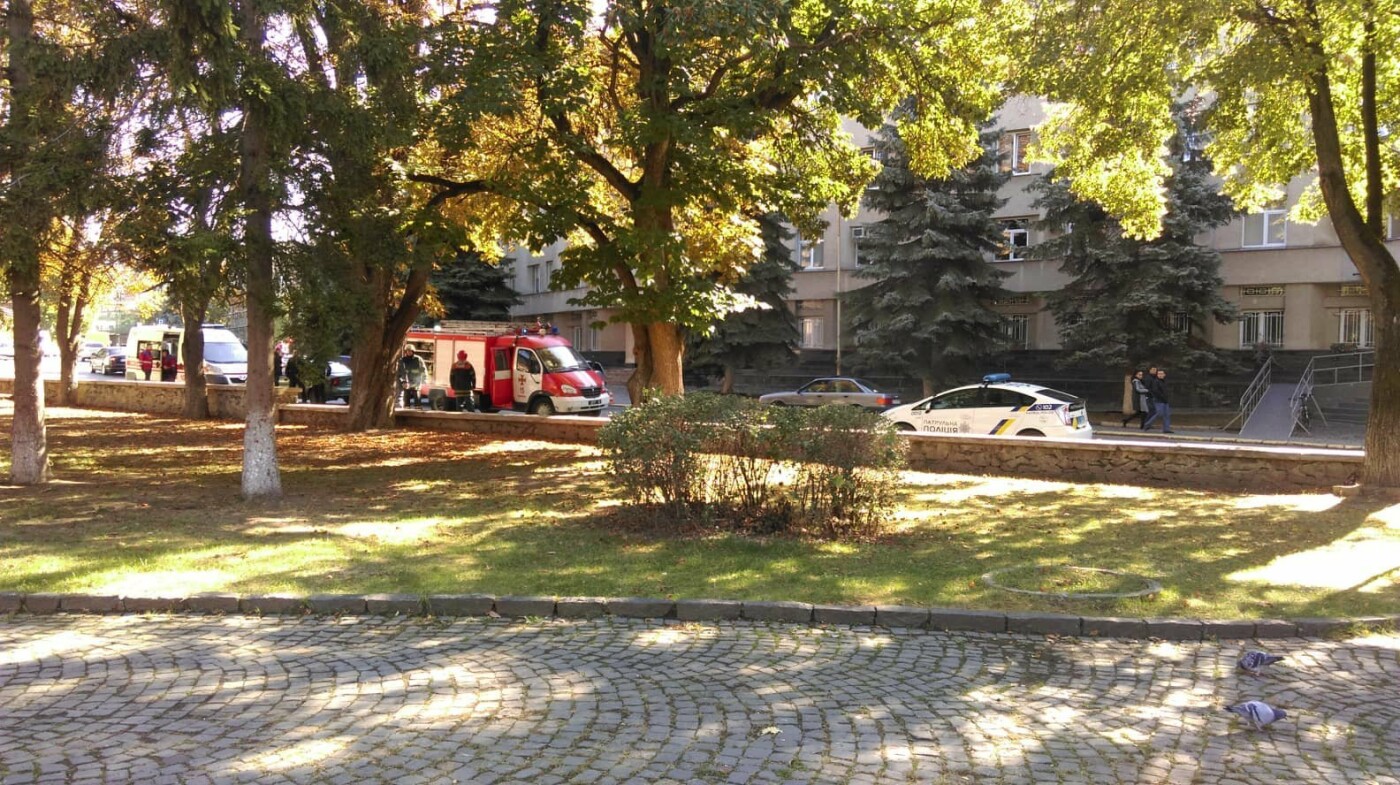 На вулиці Довженка в Ужгороді виявили підозрілу сумку (ФОТО..., фото-2 На вулиці Довженка в Ужгороді виявили підозрілу сумку (ФОТО, ОНОВЛЕНО), фото-2