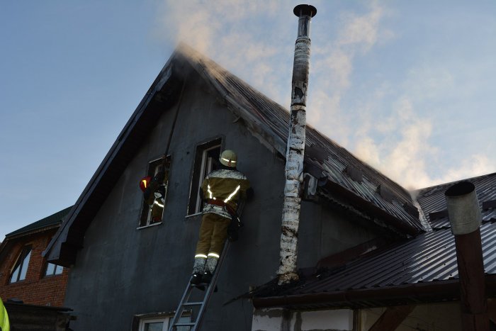 Ужгородські пожежники врятували приватний будинок від вогню..., фото-1 Ужгородські пожежники врятували приватний будинок від вогню (ФОТО), фото-1
