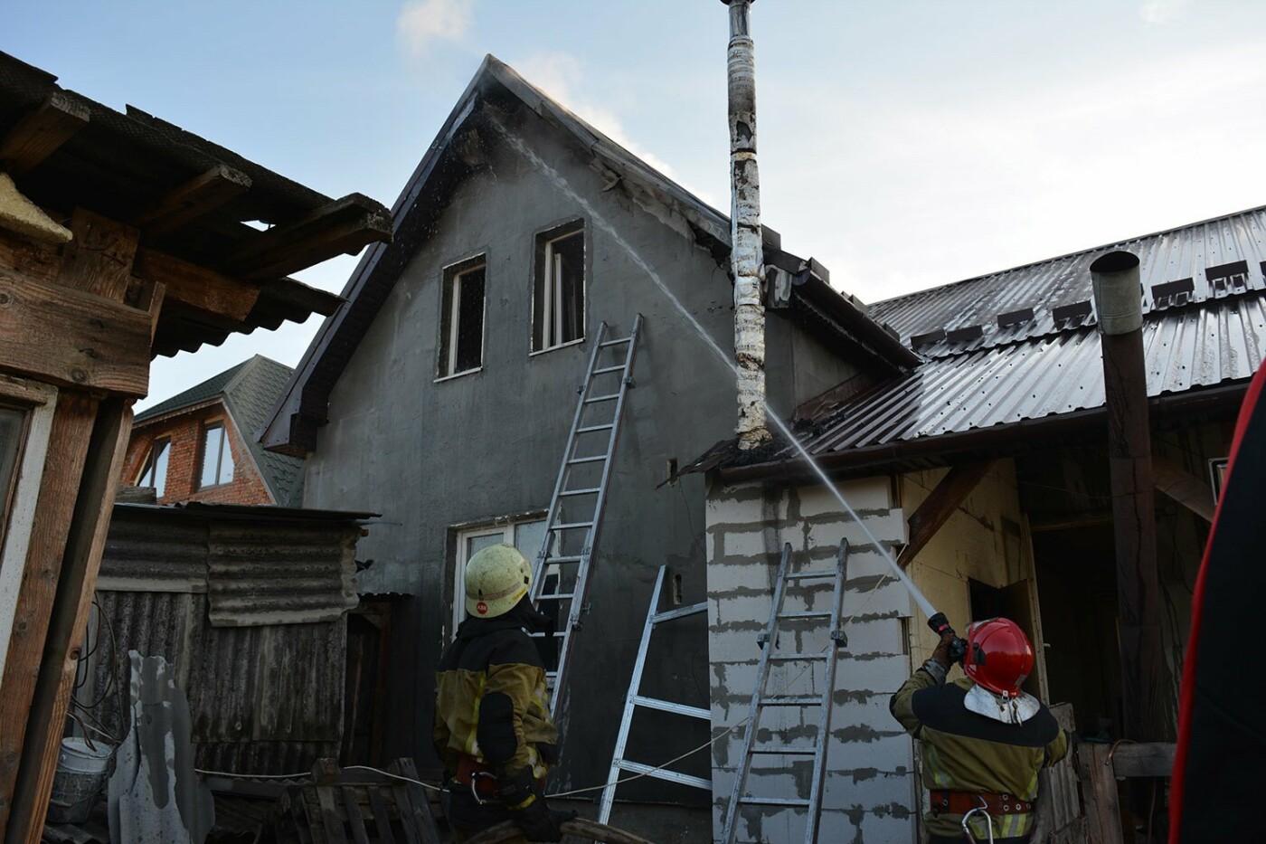 Ужгородські пожежники врятували приватний будинок від вогню..., фото-2 Ужгородські пожежники врятували приватний будинок від вогню (ФОТО), фото-2