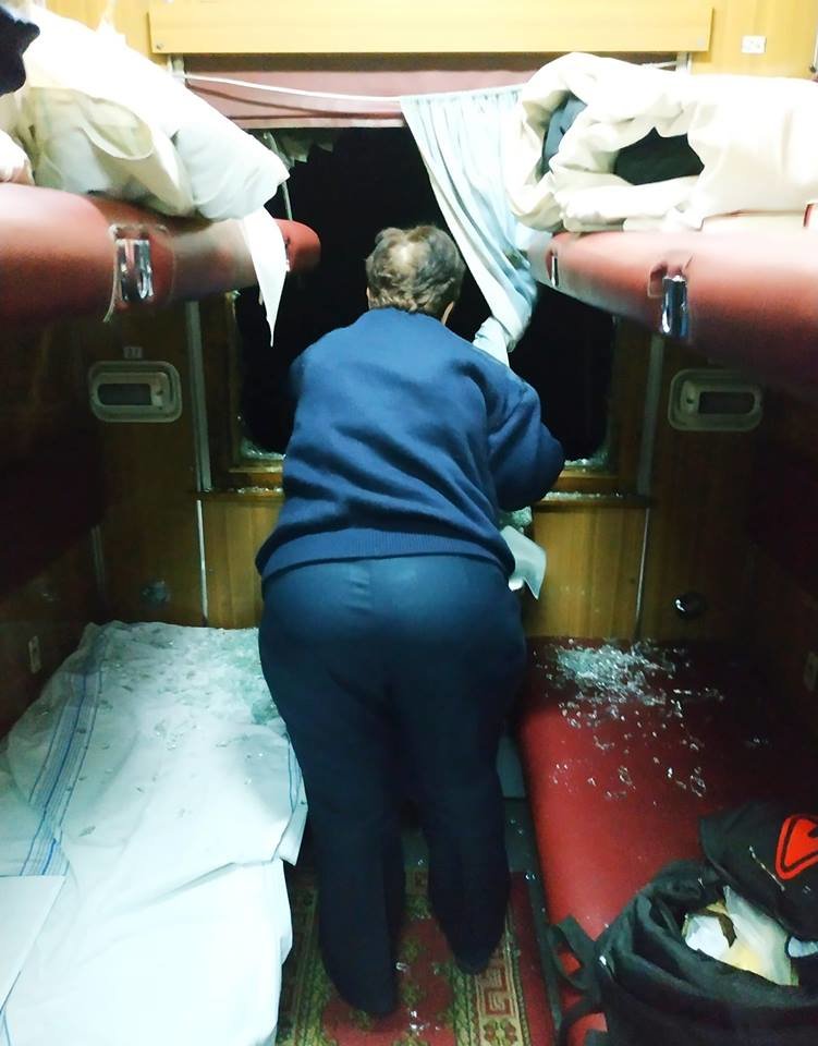 У вікно потягу "Київ-Рахів" зловмисники жбурнули камінь - п..., фото-1 У вікно потягу "Київ-Рахів" зловмисники жбурнули камінь - постраждалі з порізами рук (ФОТО), фото-1