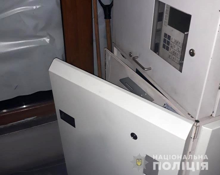 Закарпатець у складі злочинної групи викрав з банкомату 600..., фото-7 Закарпатець у складі злочинної групи викрав з банкомату 600 тисяч гривень (ФОТО), фото-7
