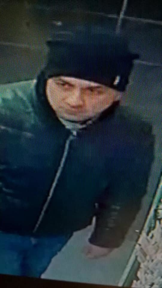 В Ужгороді розшукують чоловіка, який пішов з магазину з 10-..., фото-1 В Ужгороді розшукують чоловіка, який пішов з магазину з 10-ма пакунками підгузників, не розрахувавшись (ФОТО), фото-1