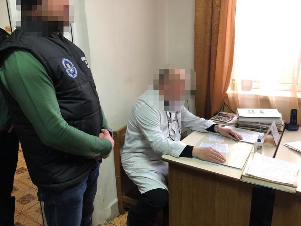 Колектив закарпатської лікарні став на захист лікаря, спійм..., фото-1 Колектив закарпатської лікарні став на захист лікаря, спійманого на хабарі за лікування пацієнтки у комі, фото-1