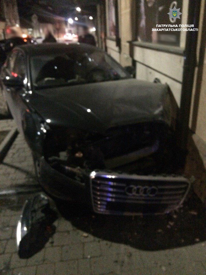 В Ужгороді неповнолітній сів за кермо "Ауді" та розбив, в'ї..., фото-3 В Ужгороді неповнолітній сів за кермо "Ауді" та розбив, в'їхавши у будівлю (ФОТО), фото-3