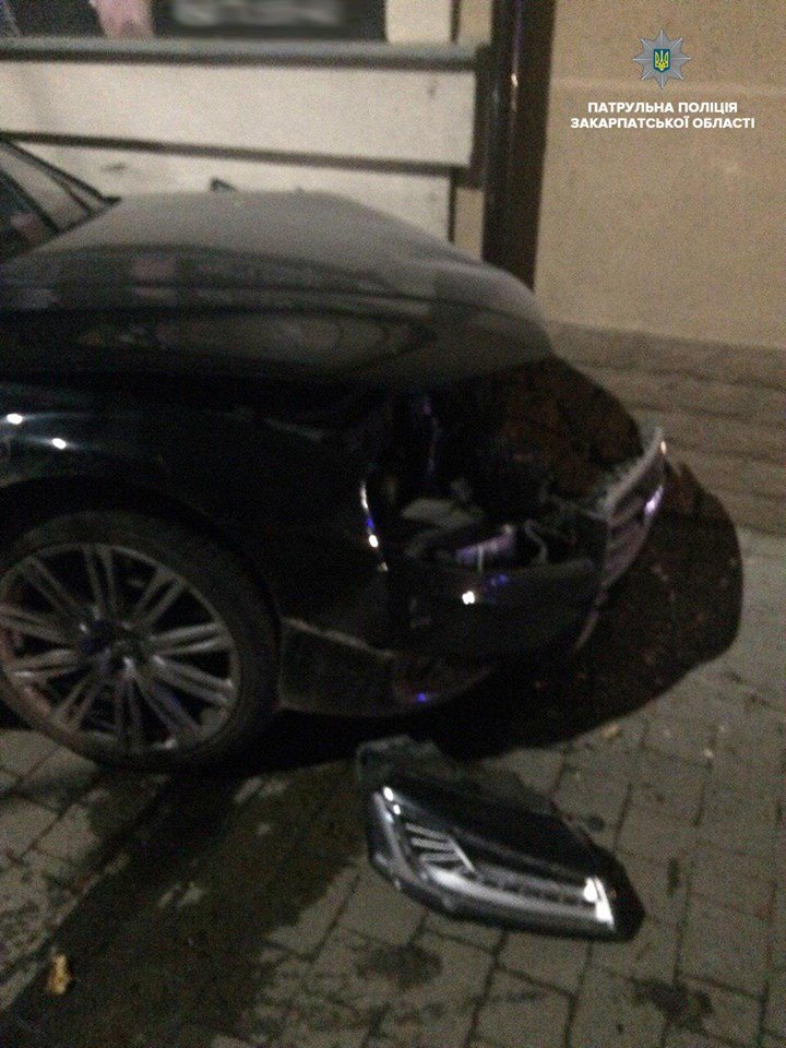 В Ужгороді неповнолітній сів за кермо "Ауді" та розбив, в'ї..., фото-2 В Ужгороді неповнолітній сів за кермо "Ауді" та розбив, в'їхавши у будівлю (ФОТО), фото-2
