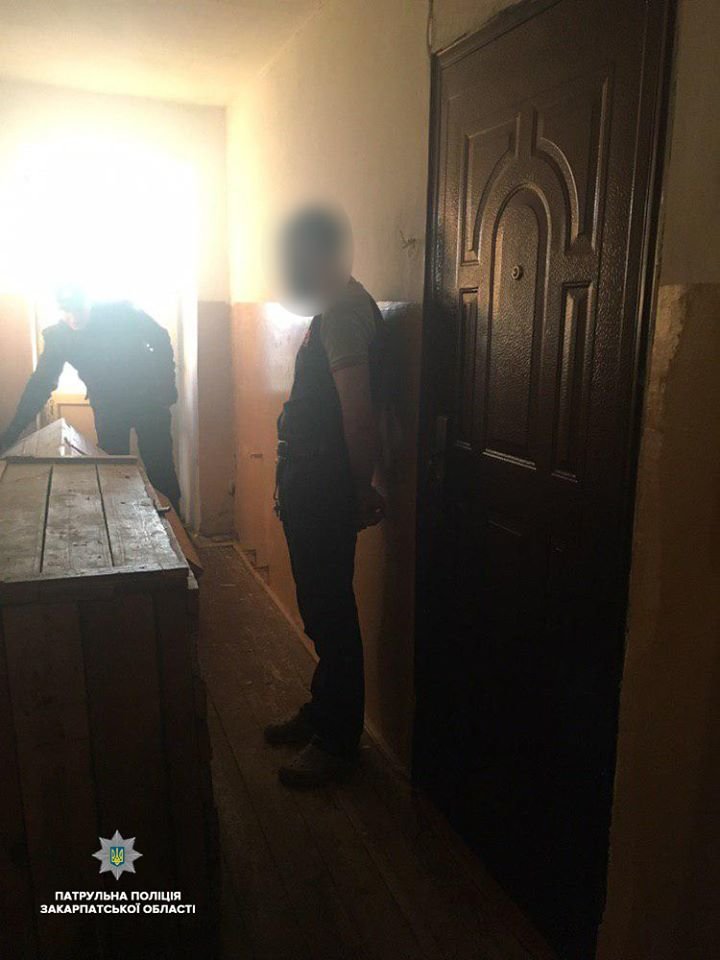 Патрульним довелось одягнути кайданки на ужгородця з ножем..., фото-1 Патрульним довелось одягнути кайданки на ужгородця з ножем (ФОТО), фото-1