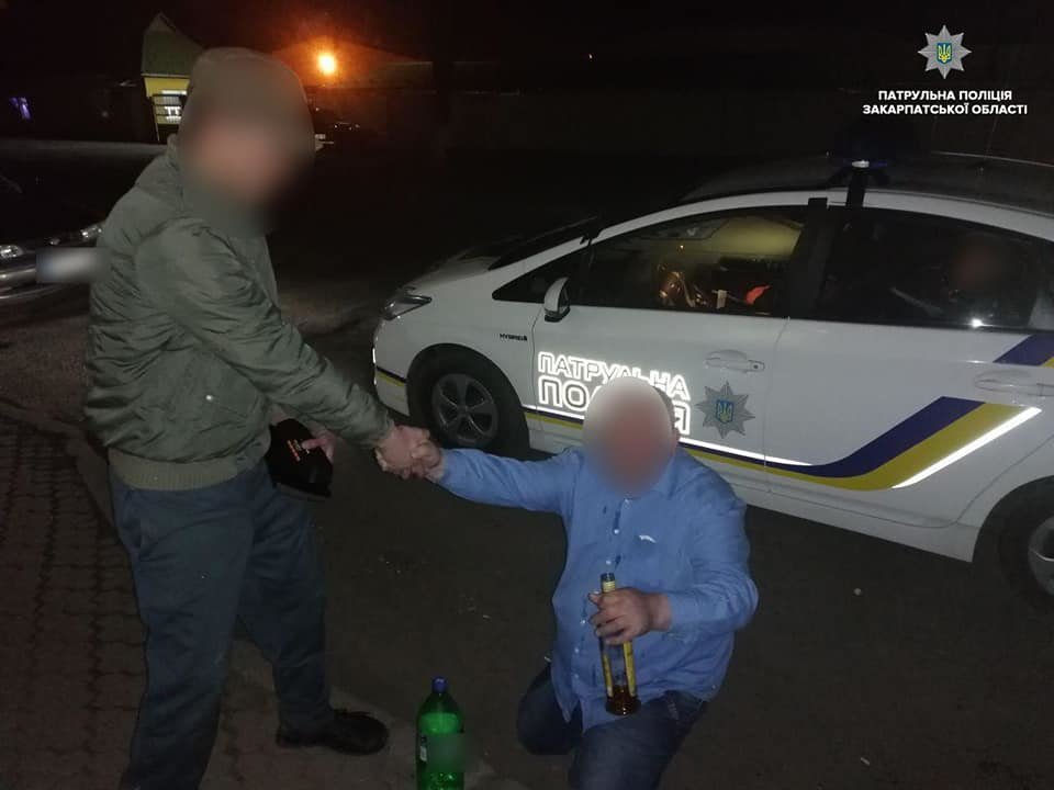 На Закарпатті п'яний водій під час затримання лаявся, справ..., фото-1 На Закарпатті п'яний водій під час затримання лаявся, справляв потребу та врешті-решт дав хабара патрульним (ФОТО), фото-1