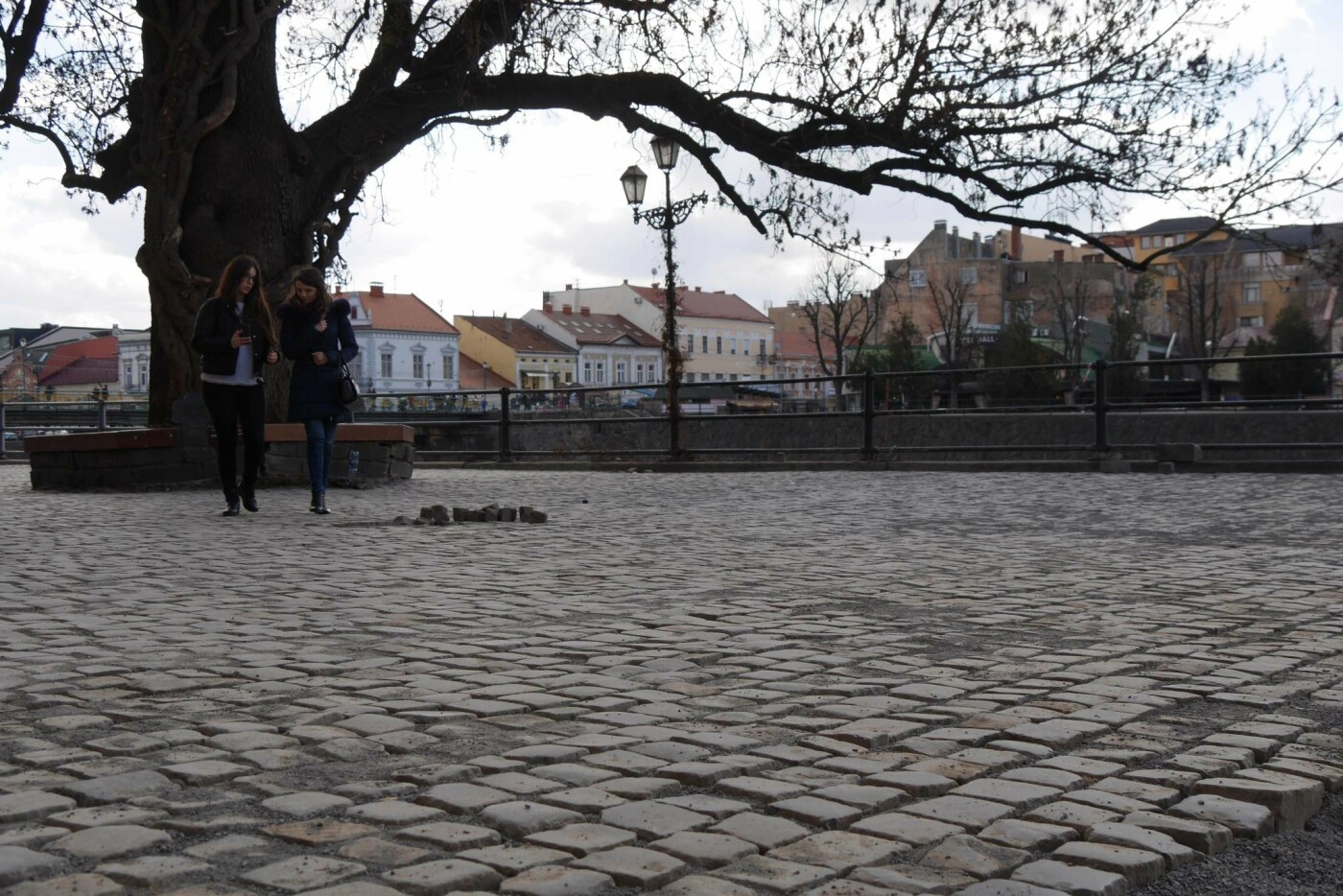 В Ужгороді стартував ремонт однієї з вулиць - заміняють ста..., фото-3 В Ужгороді стартував ремонт однієї з вулиць - заміняють стару бруківку асфальтом (ФОТО, фото-3