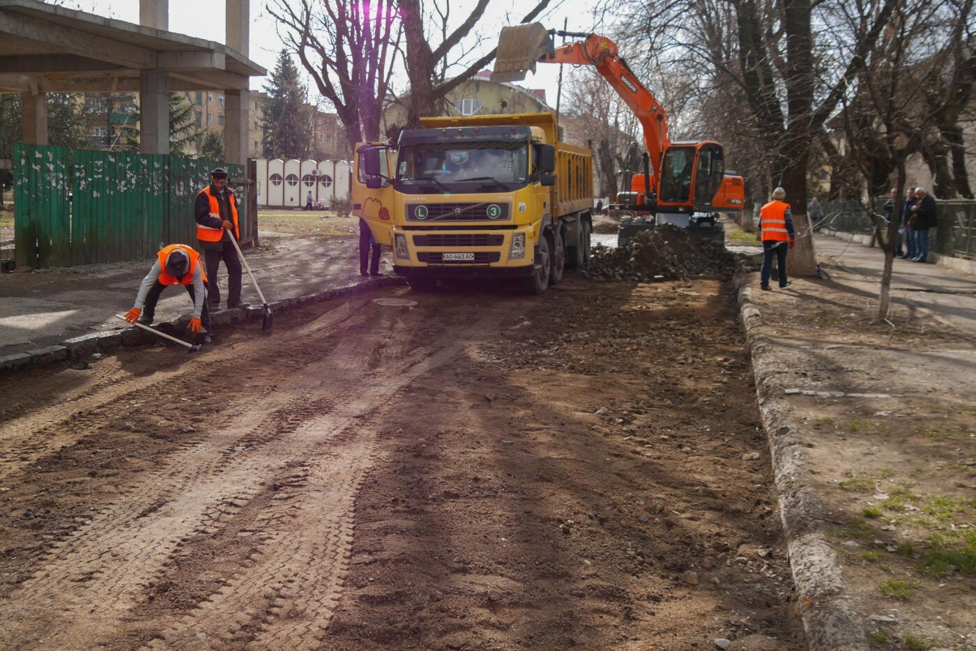 В Ужгороді стартував ремонт однієї з вулиць - заміняють ста..., фото-2 В Ужгороді стартував ремонт однієї з вулиць - заміняють стару бруківку асфальтом (ФОТО, фото-2