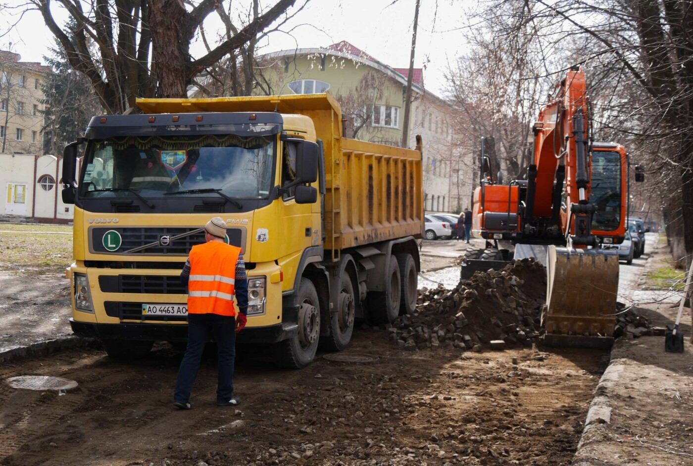 В Ужгороді стартував ремонт однієї з вулиць - заміняють ста..., фото-1 В Ужгороді стартував ремонт однієї з вулиць - заміняють стару бруківку асфальтом (ФОТО, фото-1