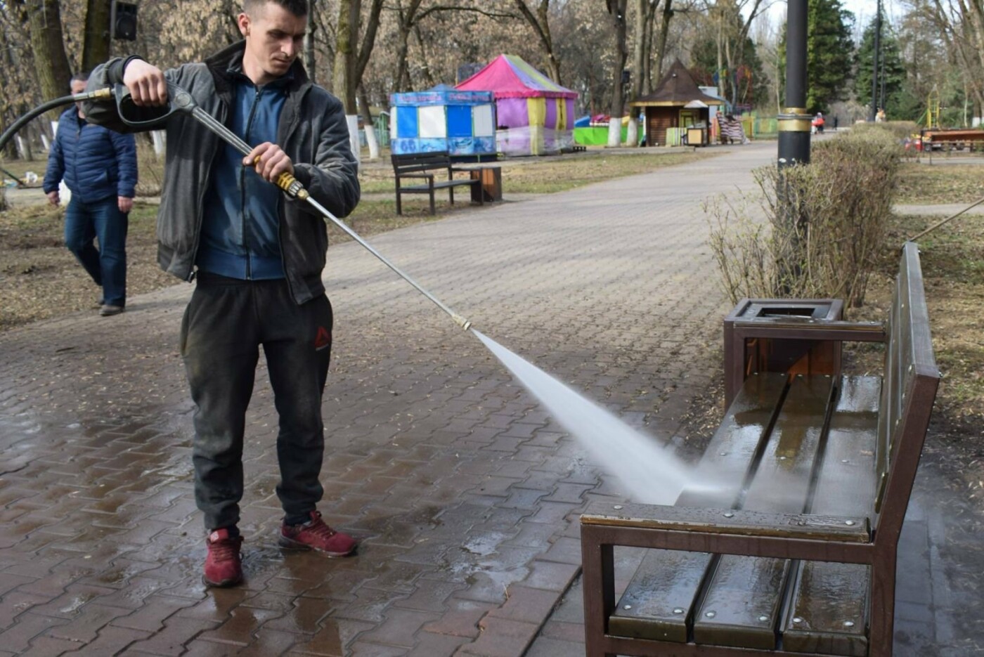 В Ужгороді комунальники розпочали приводити до ладу Боздось..., фото-1 В Ужгороді комунальники розпочали приводити до ладу Боздоський парк (ФОТОФАКТ), фото-1